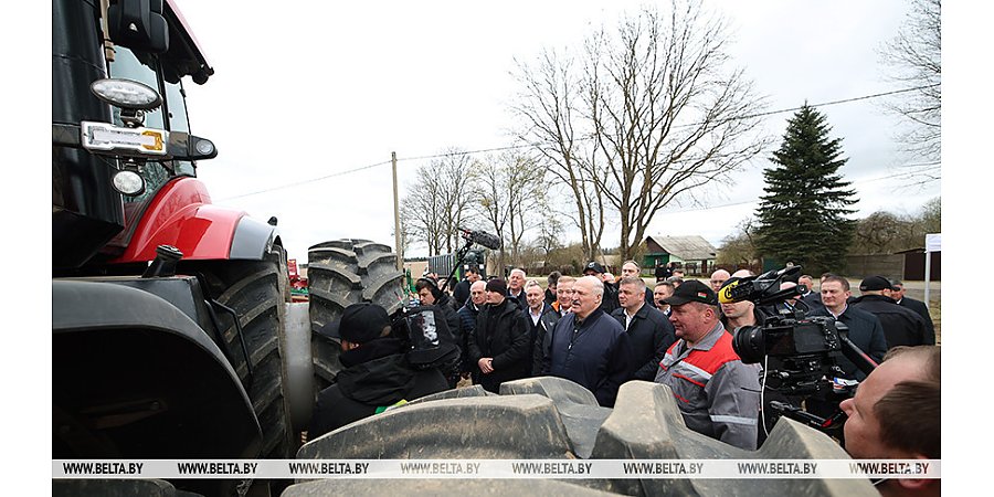 Александр Лукашенко в Праздник труда ознакомился с "космическим кораблем" в отечественном тракторостроении