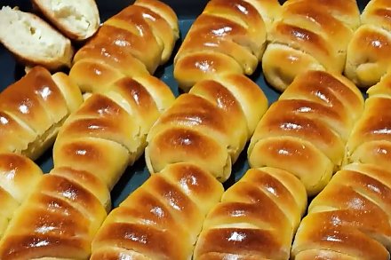 Угощение к семейному застолью: рецепт аппетитных булочек с творожной начинкой