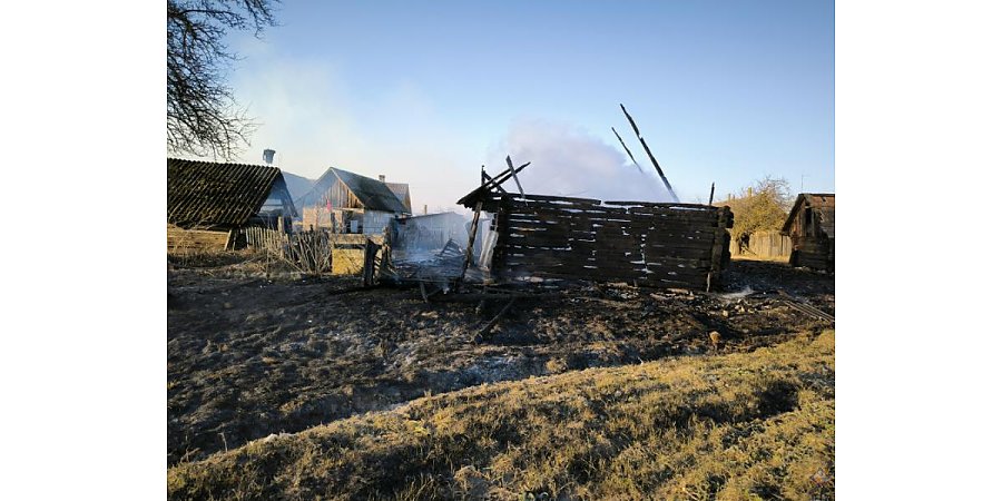 В Мостовском районе от сухой травы горели хозяйственные постройки