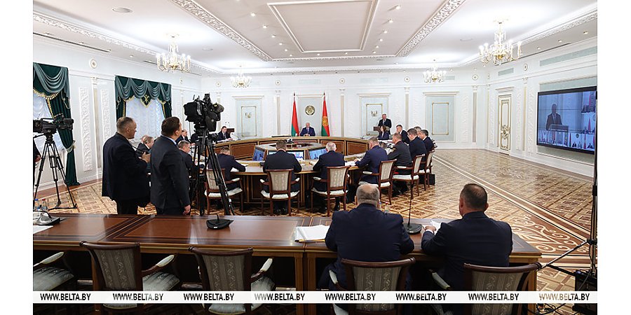 Александр Лукашенко распорядился отправлять в армию всех, кто "не умеет" работать на уборочной
