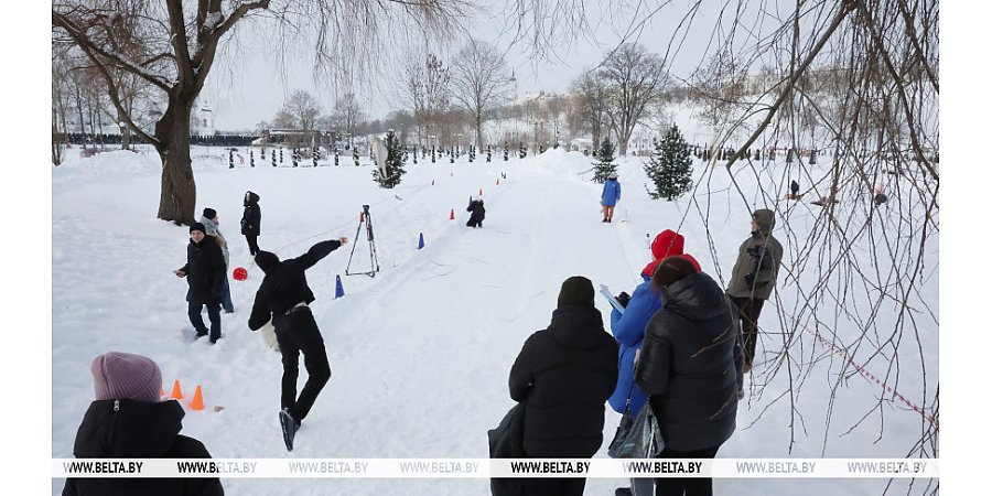 "Сила есть? Берите валенок!" Необычный зимний чемпионат прошел в Могилеве