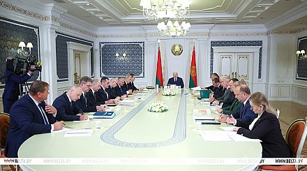 Александр Лукашенко требует выстроить эффективную систему торгового обслуживания, прежде всего на селе