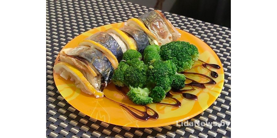 Тёплый ужин в дождливый день: скумбрия в сметане с лимоном и луком