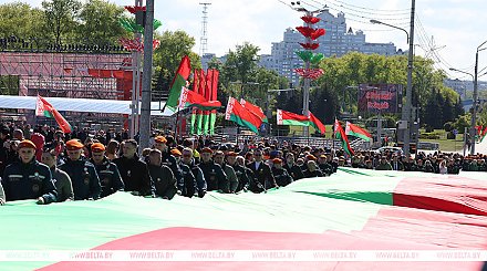 Шествие с самым большим флагом Беларуси стартовало от стелы "Минск - город-герой"
