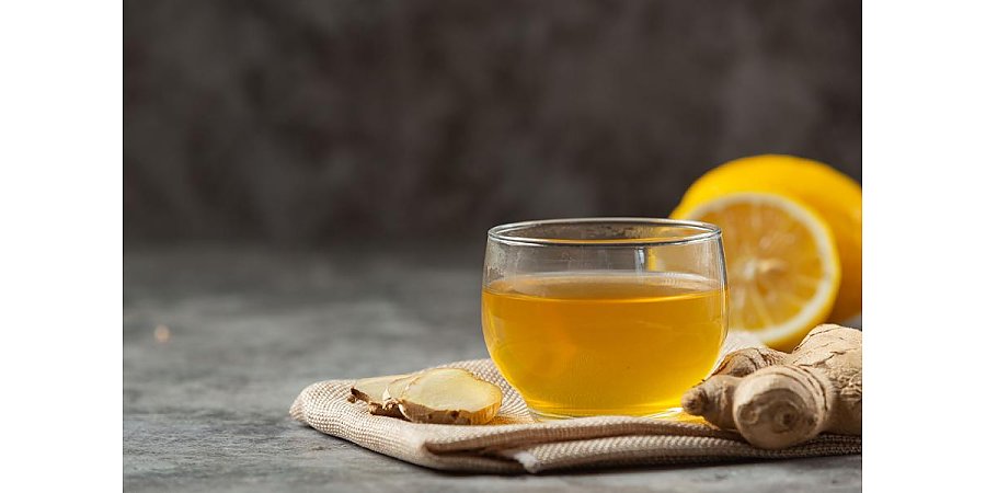 Имбирный чай, морсы, молоко с медом. Какие напитки помогут быстрее одолеть простуду