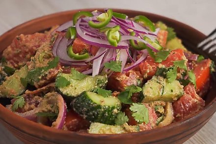 Грузинская кухня: рецепт салата из помидоров и огурцов с ореховым соусом