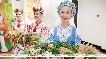 Девушки со всей Беларуси представили проекты на конкурсе "Дзявочы вянок міру" в Молодечно