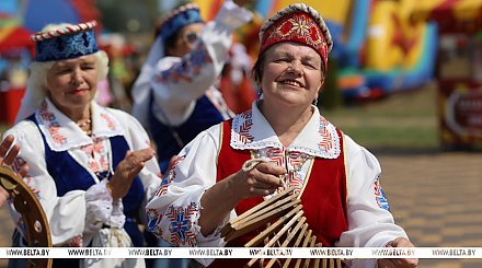 "Я начал с ними косить". Какой была первая фотография Лукашенко с Полесья, где находится нацпарк "Припятский"