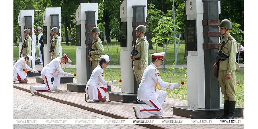 С благодарностью за мирное небо. Выпускники Беларуси возложили цветы на Аллее Героев в Гомеле