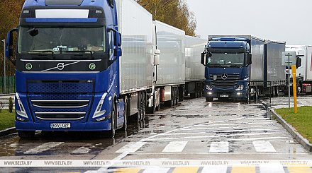 Угроза для 35 тыс. рабочих мест. Литовские перевозчики требуют решить ситуацию на границе 