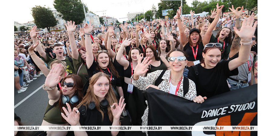 Красочное шествие по улицам Витебска провели участники феста "На семи ветрах"