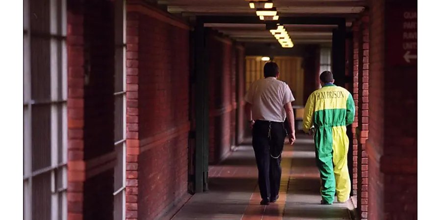 Власти Британии из-за переполненных тюрем решили выпускать заключенных раньше срока