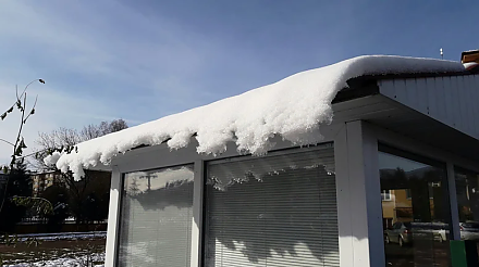 Уберите снег с крыши, но оставьте у порога: народные приметы на 12 декабря