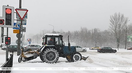 Снизить скорость, увеличить дистанцию. В МВД напомнили о правилах вождения в снегопад