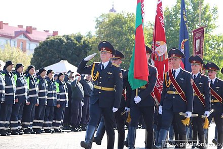 81 год на страже закона. По центральным улицам областного центра прошел торжественный марш гродненской милиции