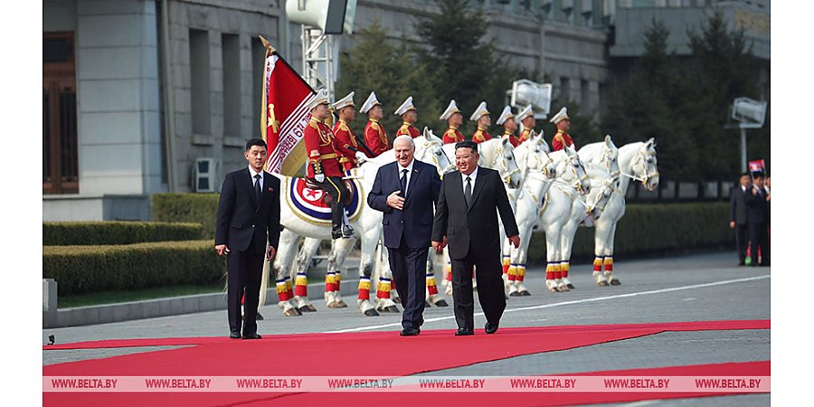 Гимны, залпы орудий и конница. Церемония официальной встречи Александра Лукашенко и Ким Чен Ына прошла в Пхеньяне