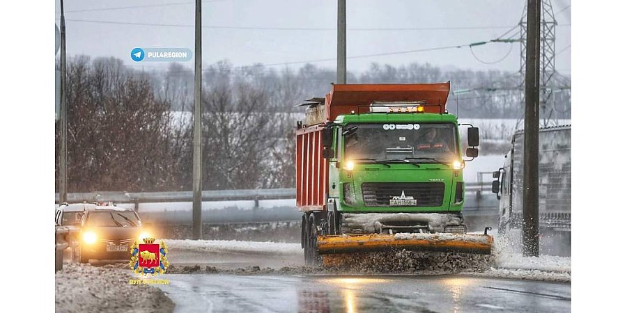 Более 250 единиц спецтехники расчищают дороги от снега в Гродненской области