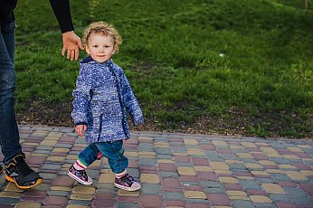 С какого возраста ребенку можно гулять на улице одному? Объясняет адвокат