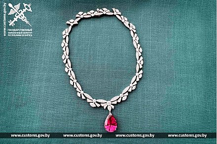 Платиновое ожерелье с драгоценными камнями спрятал гражданин Молдовы от таможенного контроля, надеясь незаконно ввезти его из Литвы в Беларусь