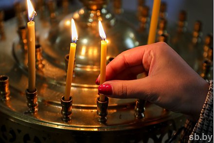 Православные верующие празднуют Сретение Господне