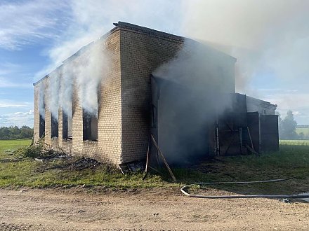 В Вороновском районе произошел пожар в сенохранилище