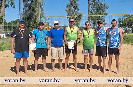 Любители активного и здорового образа жизни Вороновщины в День Независимости собрались испытать свои силы в пляжном волейболе