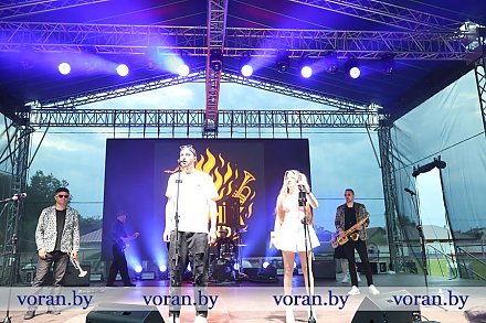 Кавер-группа «Огонек Бэнд» из Минска выступила на вороновской сцене в День Независимости