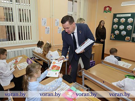 Около двухсот первоклассников Вороновского района в День народного единства получили в подарок раскраски от РОО «Белая Русь»