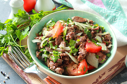 Повышаем гемоглобин: рецепт теплого салата с куриной печенью и помидорами