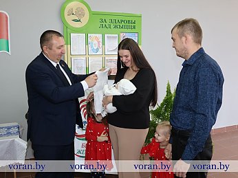 В День матери семье Ирчиц из агрогородка Трокели вручили подарок от Главы государства — особый символ семейных традиций «Бацькаву кашулю».