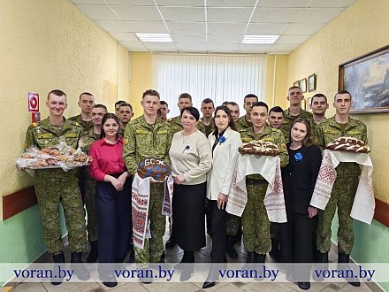 Частичка домашнего тепла. Представительницы Белорусского союза женщин Вороновской районной организации навестили военнослужащих пограничной заставы «Бенякони»