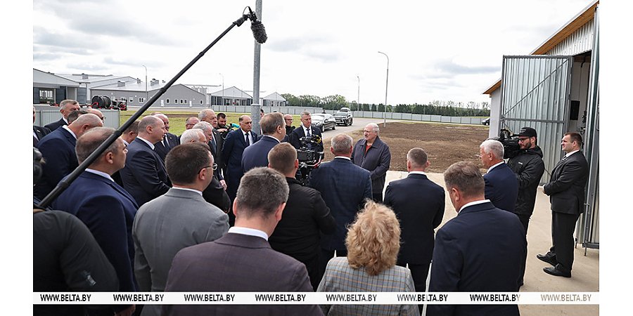 В каком "дворце" должны содержать коров. Александр Лукашенко о замысле семинара-совещания в Минском районе