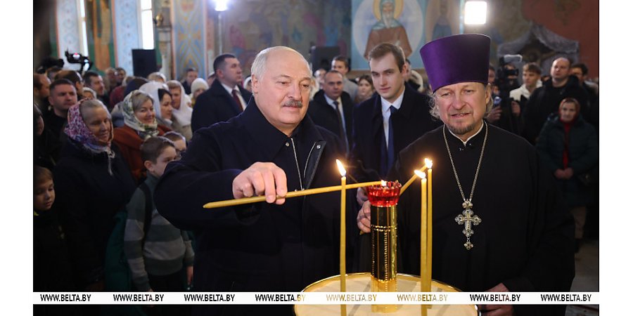 "Эти праздники в наших сердцах". Лукашенко зажег свечу в храме Логойска и поздравил всех с Рождеством