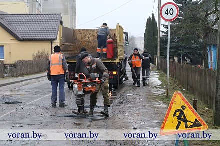 Долой ямы и ухабы. В Вороново продолжается ямочный ремонт дорог