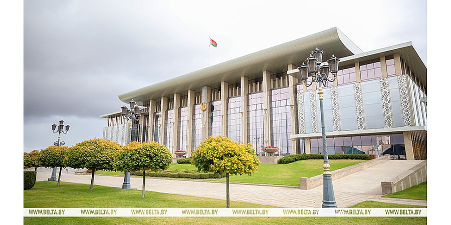 Александр Лукашенко заслушал доклады Крутого и Кочановой. В числе главного - совещание по Витебщине и мониторинг в торговле