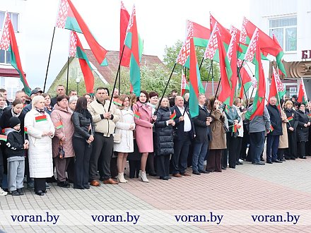 Нашы сімвалы — наш гонар. На цэнтральнай плошчы Воранава прайшло ўрачыстае ўшанаванне Дзяржаўных сімвалаў Рэспублікі Беларусь