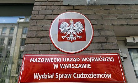8 лет ожидания и подписка о сотрудничестве: Варшава радикально меняет правила пребывания для иностранцев