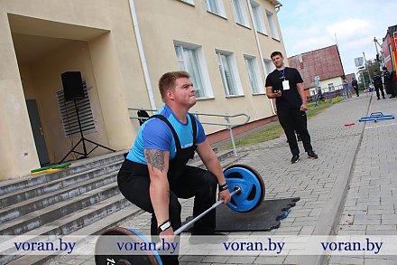 Вороновский силач. Соревнования по силовому экстриму впервые прошли в Вороново