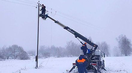 Непогода нарушила электроснабжение в более чем 650 населенных пунктах. Энергетики рассказали, как справляются