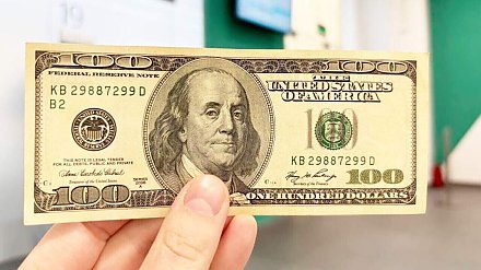 Поврежденные евро и доллары: где можно обменять банкноты, сколько это стоит и какие купюры не примут