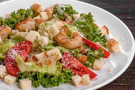 Легкий летний ужин: рецепт салата «Цезарь» с крабовыми палочками