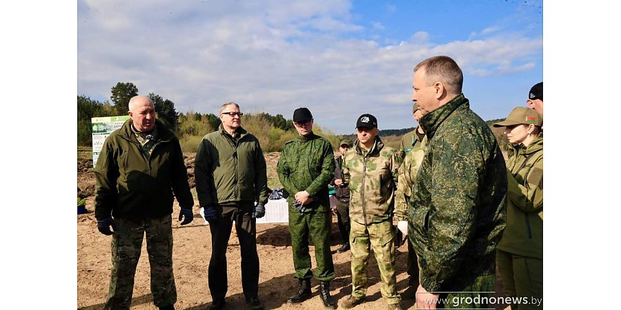 Руководство Гродненского облисполкома принимает участие в республиканском субботнике