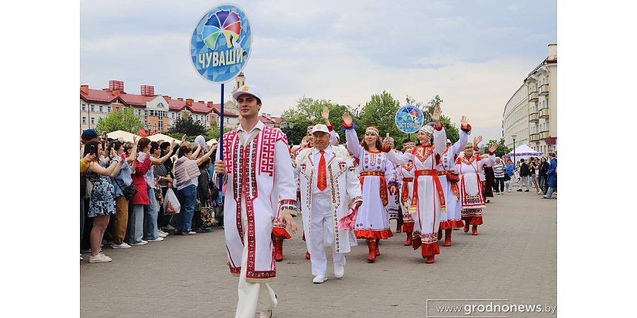 42 национальности и 800 участников. В Гродно прошло грандиозное фестивальное шествие
