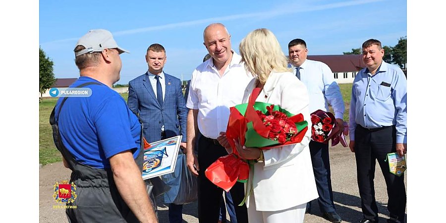 Юрий Караев наградил лидера в уборке озимого ячменя