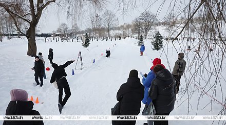 "Сила есть? Берите валенок!" Необычный зимний чемпионат прошел в Могилеве