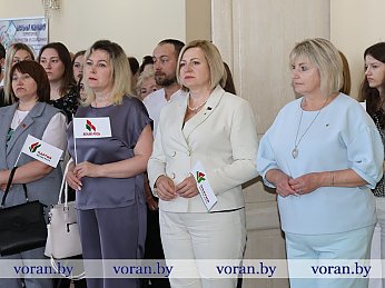 «Белая Русь» инвестирует в будущее села. В рамках работы общественно-политического центра партии «Белая Русь» в Вороново дан старт проекту «Село для молодежи — молодежь для села» и вручены партийные билеты 