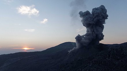 Вулкан в Индонезии выбросил столб пепла на высоту пяти километров