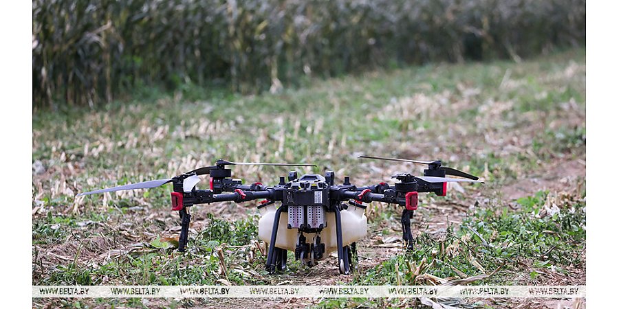 "Замечательная вещь". Александр Лукашенко оценил применение дронов в сельском хозяйстве