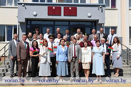 Працай здабылі гонар роднай зямлі. На ўрачыстым прыёме ў Воранаўскім райвыканкаме ўшанавалі здольных і таленавітых працаўнікоў раёна