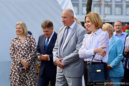 Почетные гости ознакомились с площадками Фестиваля книги и прессы в Лиде